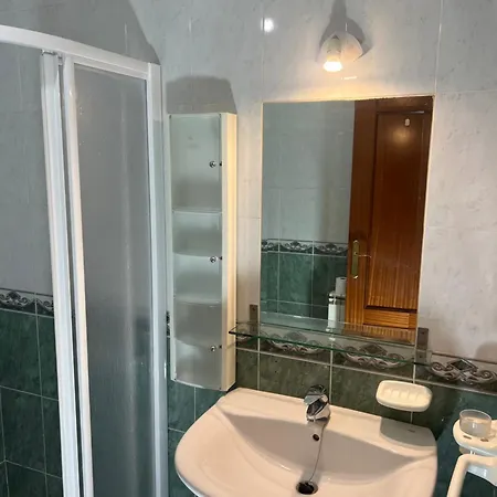 Azadinos, Leon. Apartman *