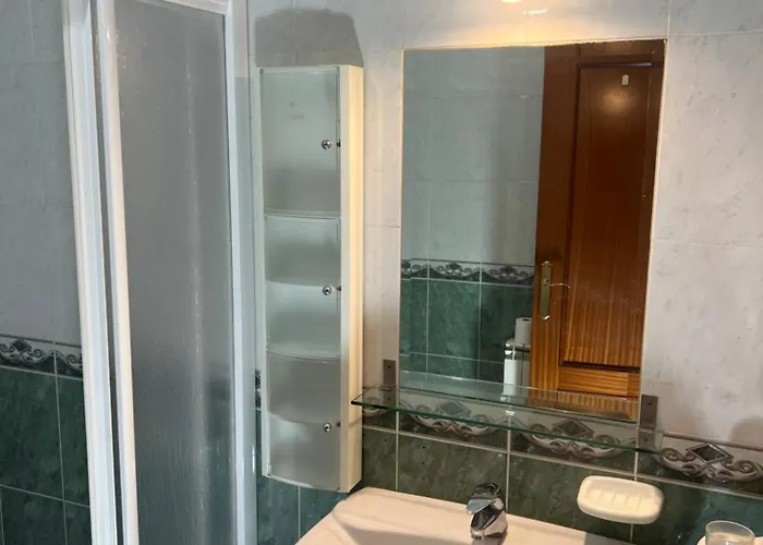 Azadinos, Leon. 아파트 *